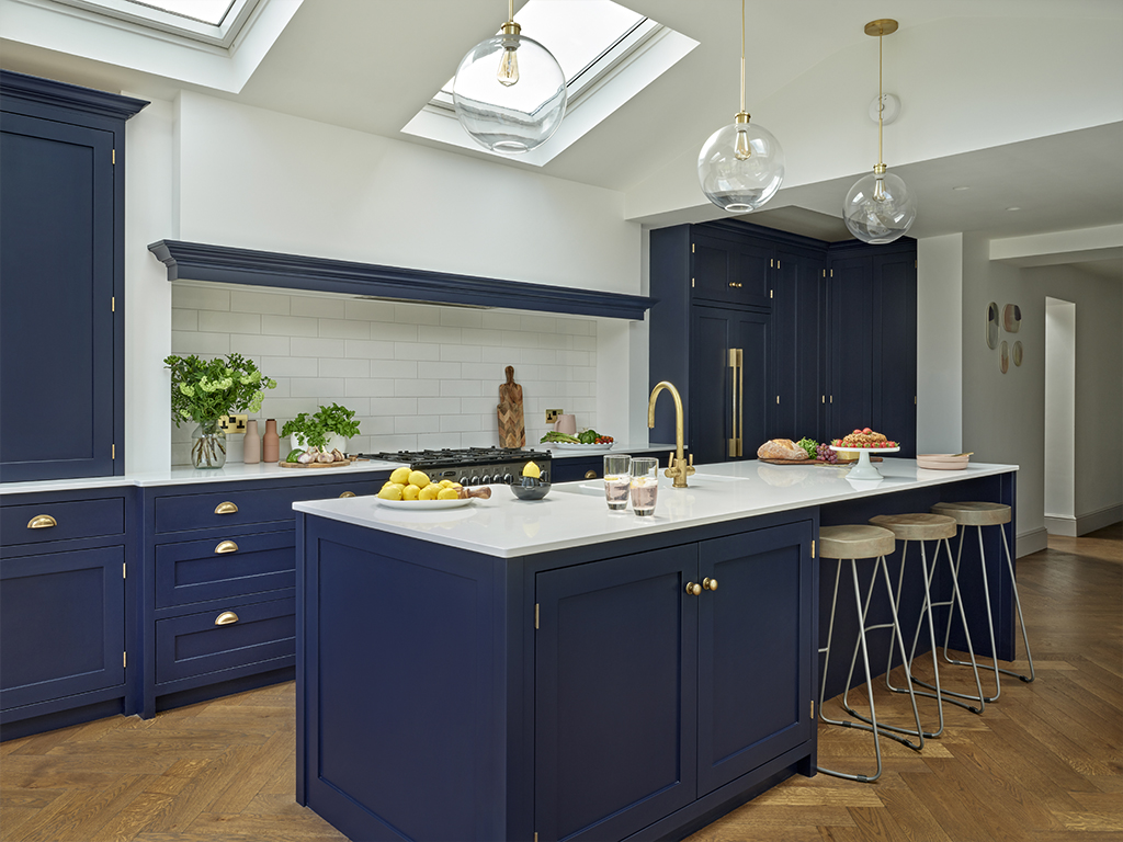 Classy Sapphire Kitchen: Navy Blue and Brass Revitalizes